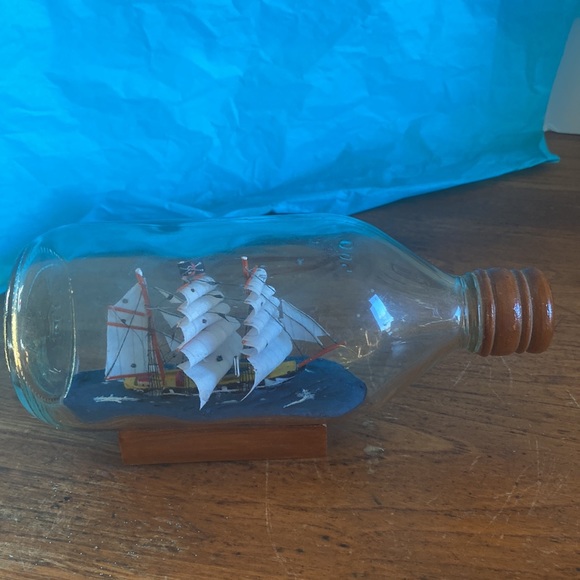 Vintage schooner “ship” a bottle with wood tan cap and base - Picture 2 of 10